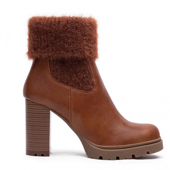 Faux leather boot with fur