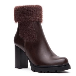 Faux leather boot with fur