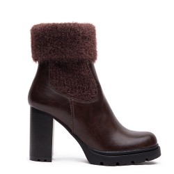 Faux leather boot with fur