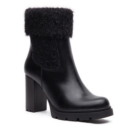 Faux leather boot with fur