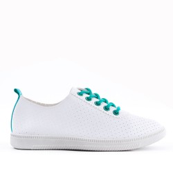 Sneaker with colored laces for women