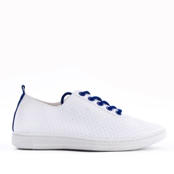 Sneaker with colored laces for women