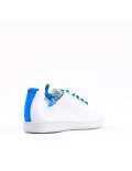 Sneaker with colored laces for women